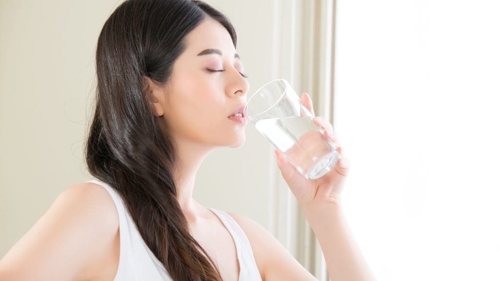Vì sao nên uống đủ 2 lít nước mỗi ngày? Sự thật bất ngờ cho sức khỏe Vì sao nên uống đủ 2 lít nước mỗi ngày – lợi ích cho sức khỏe
