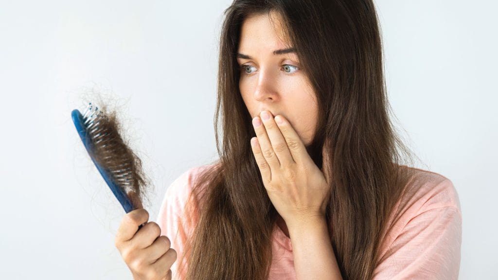 7 dấu hiệu cơ thể đang thiếu vitamin nghiêm trọng bạn không nên bỏ qua Người chải tóc thấy tóc rụng nhiều