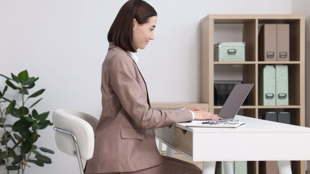 Hướng dẫn tư thế ngồi đúng để tránh đau lưng, thoái hóa cột sống Hướng dẫn tư thế ngồi đúng để tránh đau lưng, thoái hóa cột sống