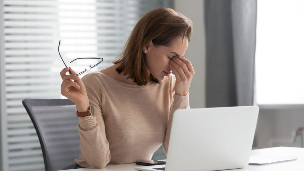 Cách chăm sóc mắt khỏe mạnh trong thời đại dùng máy tính nhiều Cách chăm sóc mắt khỏe mạnh trong thời đại dùng máy tính nhiều