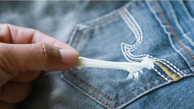Trang chủ Cách gỡ bã kẹo cao su ra khỏi quần áo nhanh chóng, hiệu quả